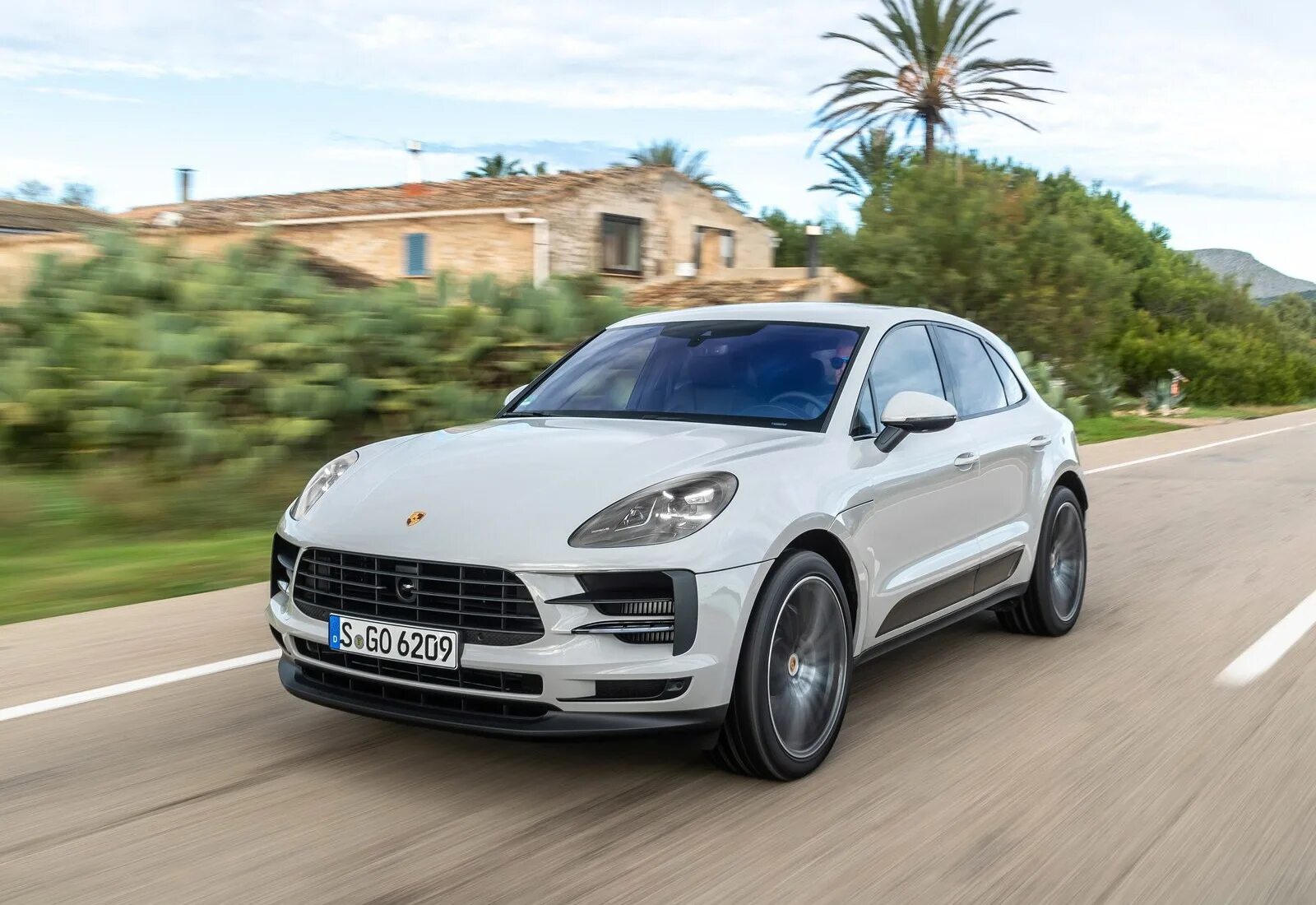 Макан образом. Порше Макан Crayon. Porsche e Macan. Porsche Macan White iphone. Порше Макан фотообои.