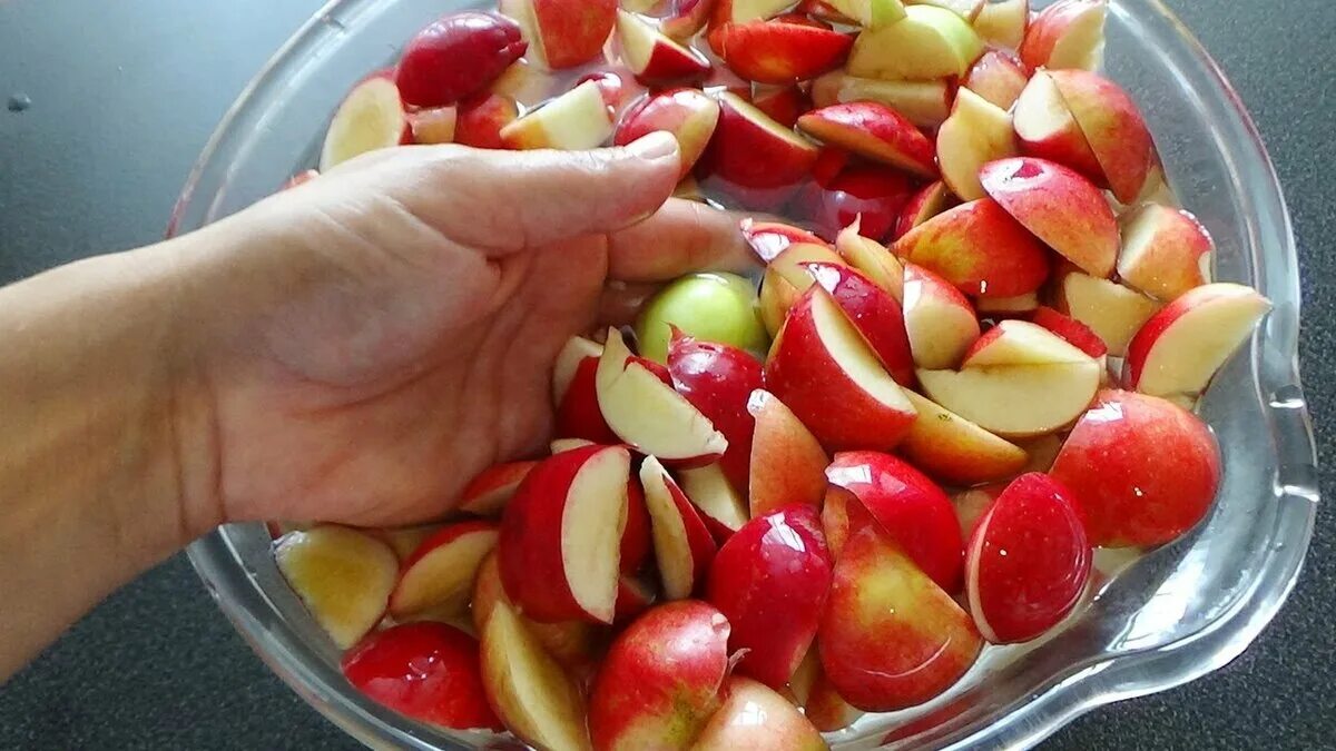Яблоки дольки кухня наизнанку. Долька яблока. яблочные дольки вкусно и точка. яблочные дольки в жидкости. замочить яблоки в воде.