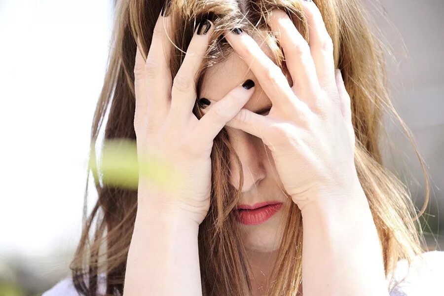 бывший прикрывает лицо. бывший прикрывает лицо. девочка закрывает лицо.