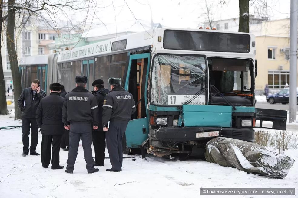 Авария маршрутки в Гомеле. 17 Ый автобус. Сильные новости Гомель сегодня происшествия. Гомель сегодня сильные происшествия