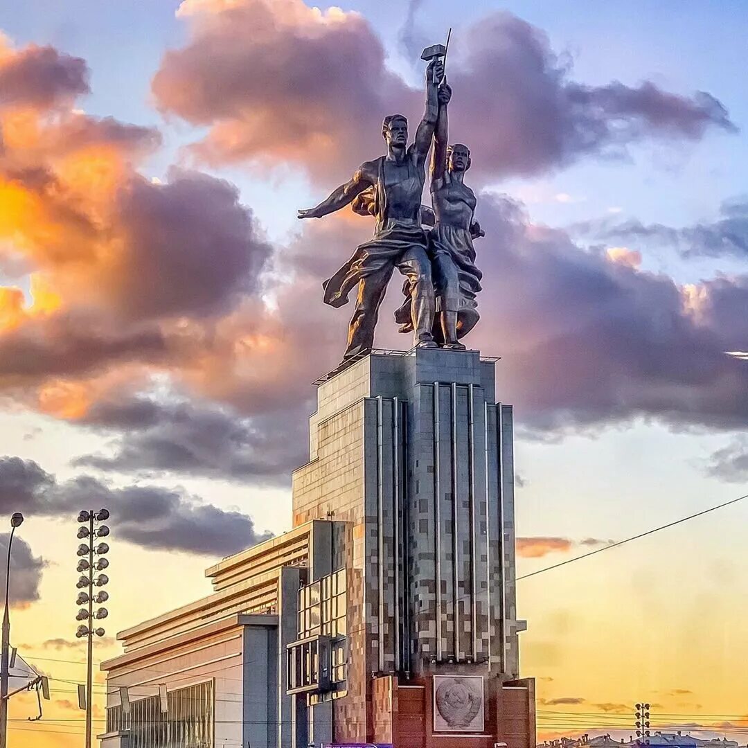 Памятник мосфильм. Павильон рабочий и колхозница на ВДНХ. ВДНХ Мухина рабочий и колхозница. ВДНХ статуя рабочий и колхозница. Монумент «рабочий и колхозница» веры Мухиной (1937).