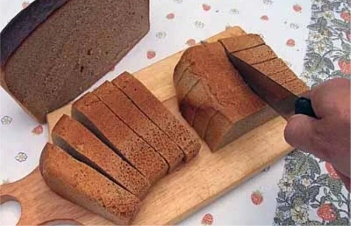 Кусок буханки хлеба. Кусок черного хлеба. Ломтик черного хлеба. Хлеб черный граммы.