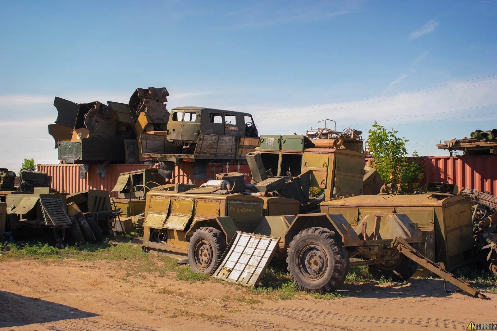 Продать военную технику. Продать военную технику. Госрезерв техника. Трактор мдк 2 м. Продать военную технику.