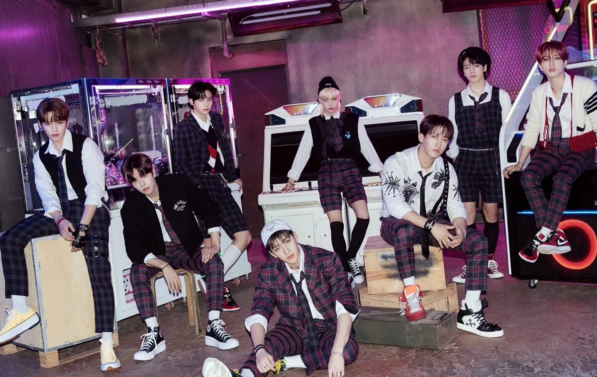 Stray kids реалити. Stray kids обложки альбомов. Stray kids реалити. Stray kids реалити шоу. Let's stay under the moon stray kids.