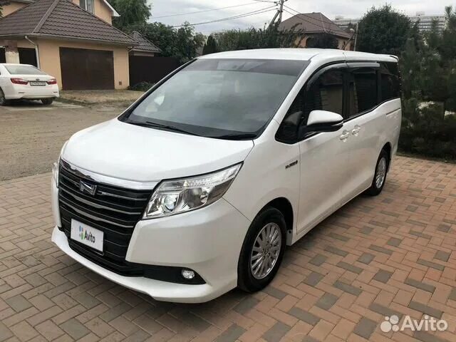 Авито ноах. Noah 2017. Toyota микроавтобус 4wd. 8 гибрид фотографии салона. Noah toyota 2004 диски.