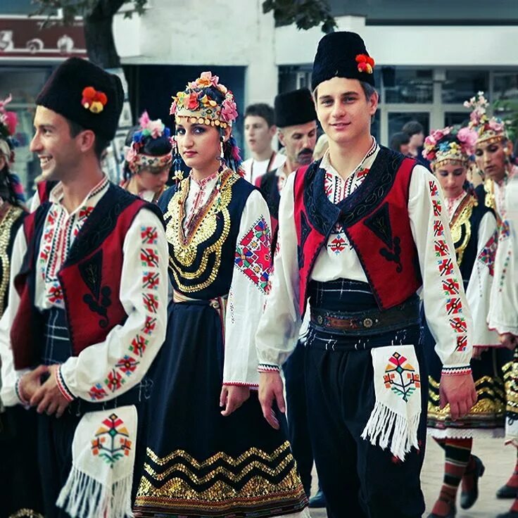 Национальная одежда страны. Национальный костюм Румынии. Национальный головной убор Румынии. Румынский национальный костюм. Румынская Национальная одежда.
