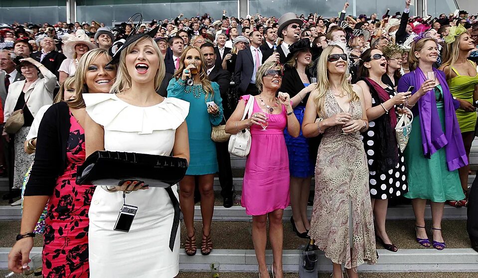 Платья вышедшие из моды. Платье выйти в люди. Ким кардашян met gala 2019. Беременная кейт миддлтон. Джей ло в розовом платье.