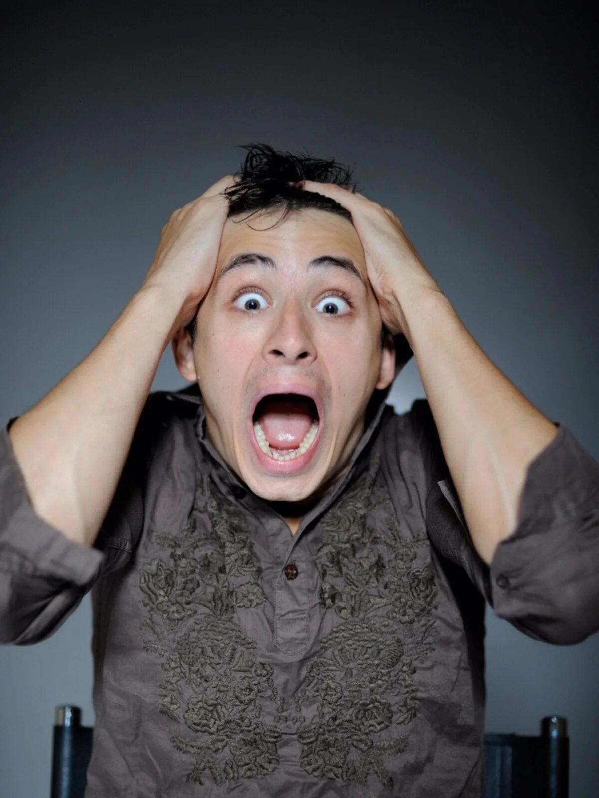 Жест испуг. Испуганный человек. Девушка дрожит от холода. Испугался. Испуганная девушка.