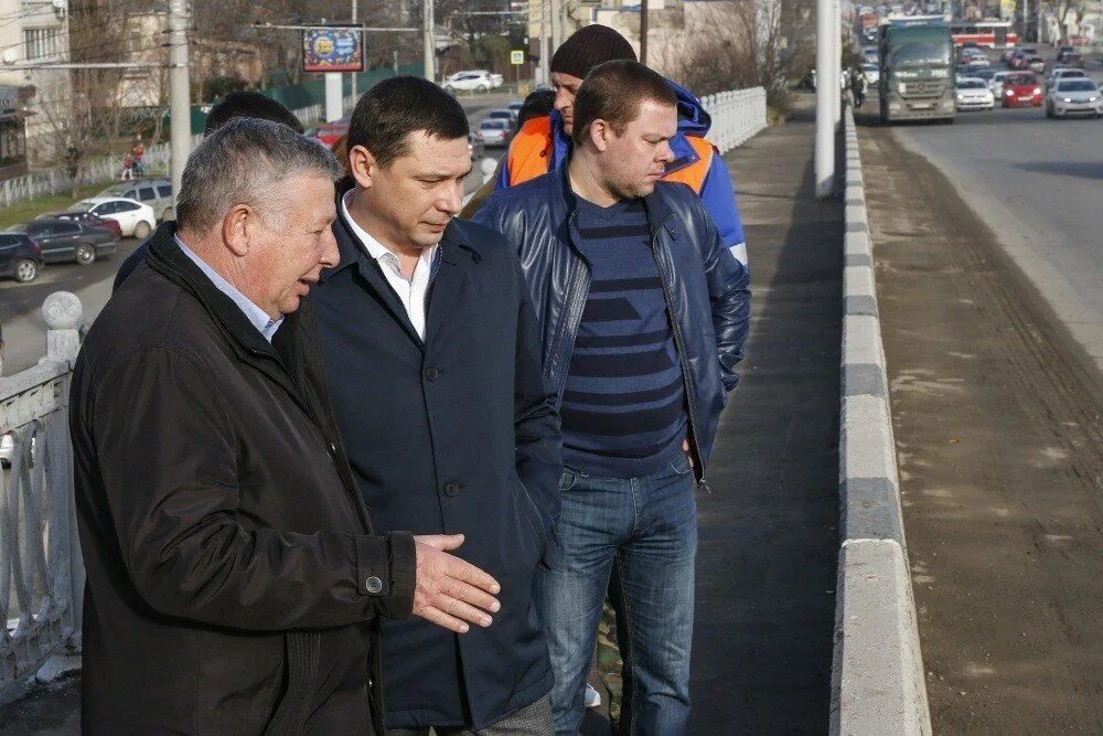 Новости краснодар мост. Тургеневский мост. жираф на тургеневском мосту. яблоновский мост в краснодаре строительство последние новости. тургеневский мост краснодар ремонт.