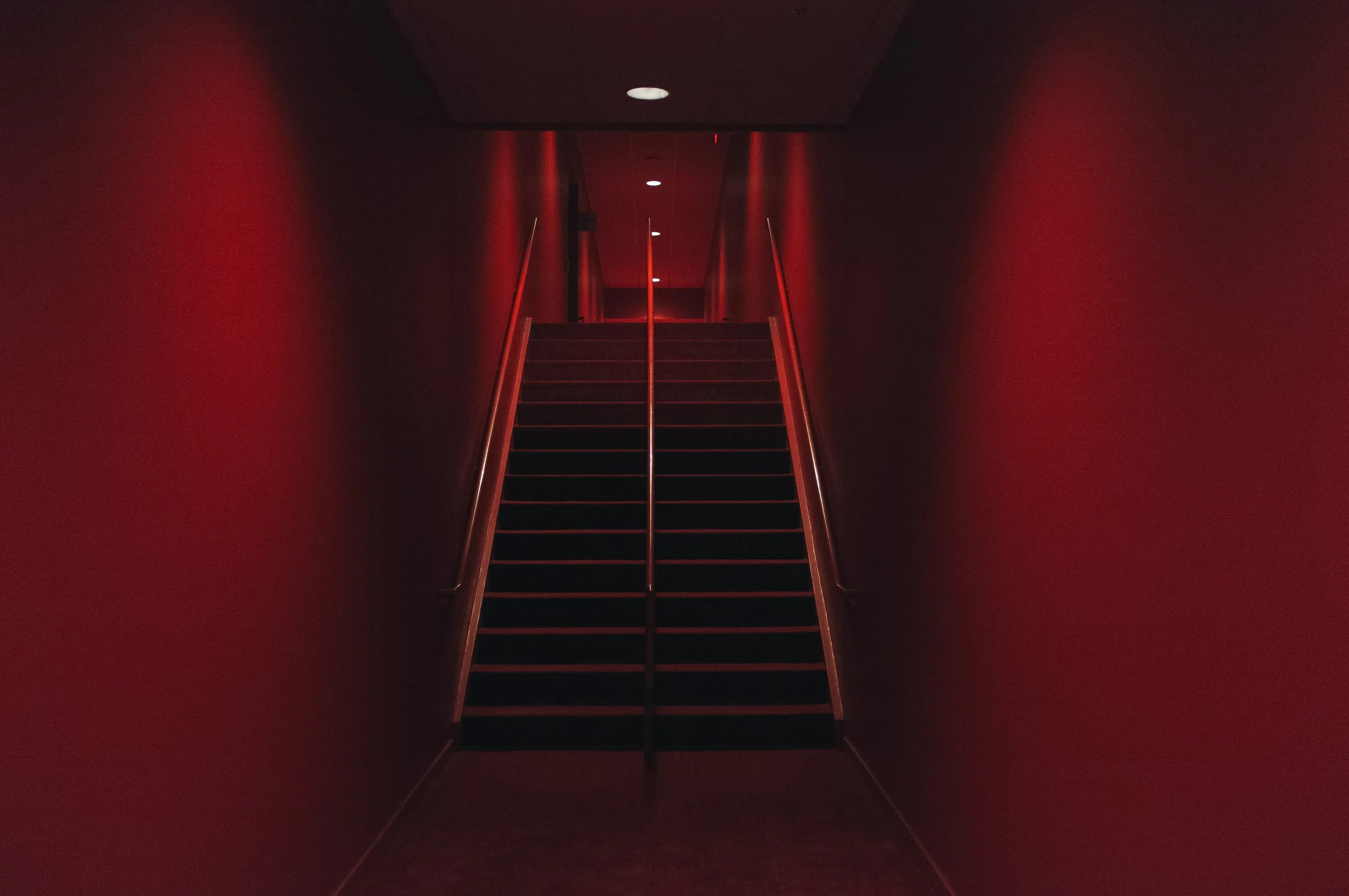 Красная лестница. Красное освещение. Неоновый коридор. Красные ступеньки
