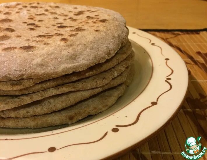 Лепешки из цельнозерновой муки. Ржаные лепешки на сковороде. Лепешка без дрожжей. Цельнозерновые лепешки на сковороде.