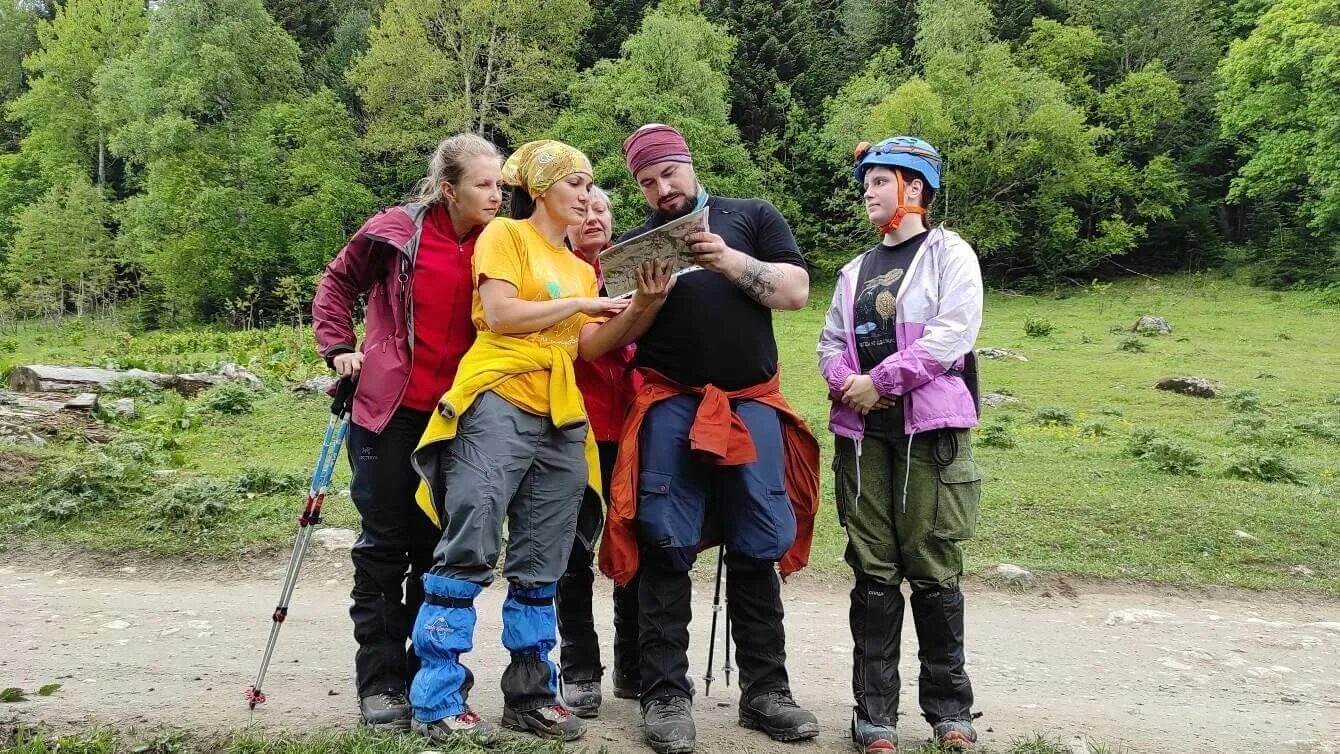 Руководитель группы в походе. Туристическая группа. Поход в лес. Карл бушби путешественник. Туризм поход.