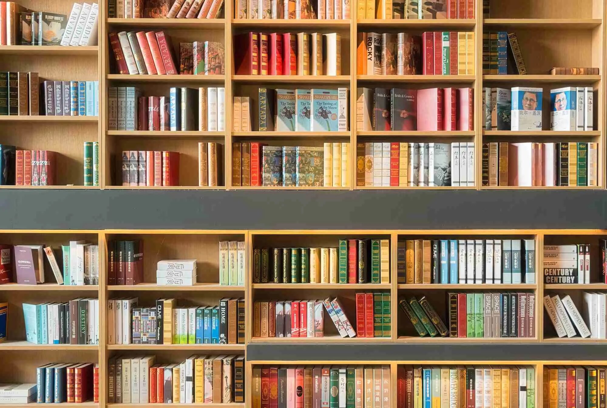 Названия книжных полок. Книжные полки фон. Книжные полки. Внутриполочная книжная выставка в библиотеке. Необычные книжные выставки.