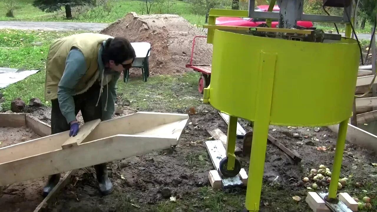 Заливка фундамента бетономешалкой. Желоб для заливки бетона. Приспособления для заливки бетона. Желоб для заливки бетона своими руками. Сливной лоток для бетономешалки.