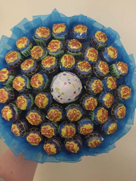 Букет из сладостей чупа чупс. Букет из чупа чупсов. Букет из чупа чупсов. Букет из чупа-чупсов своими руками пошаговое. Букет из чупа чупсов на шпажках.