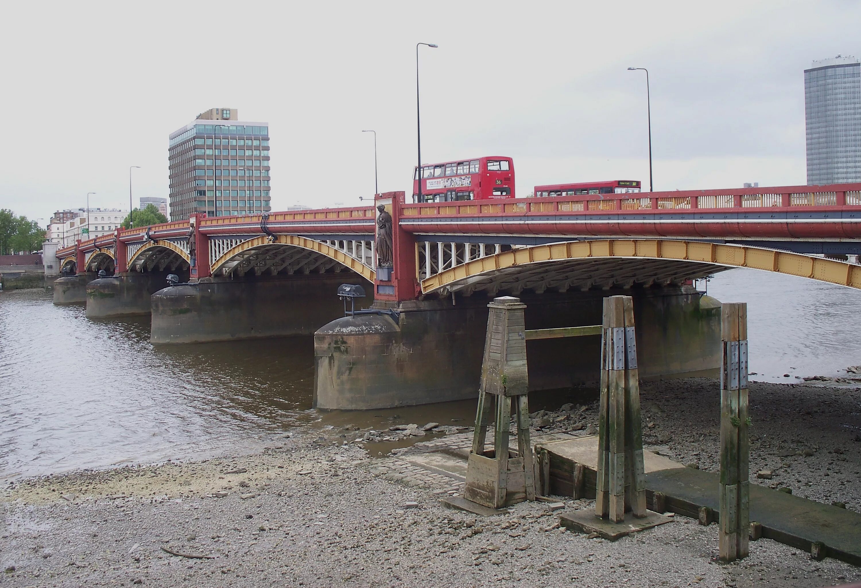 Мост 2 5. Воксхолльский мост vauxhall bridge. vauxhall bridge london. арки воксхолла. саутворкский мост.