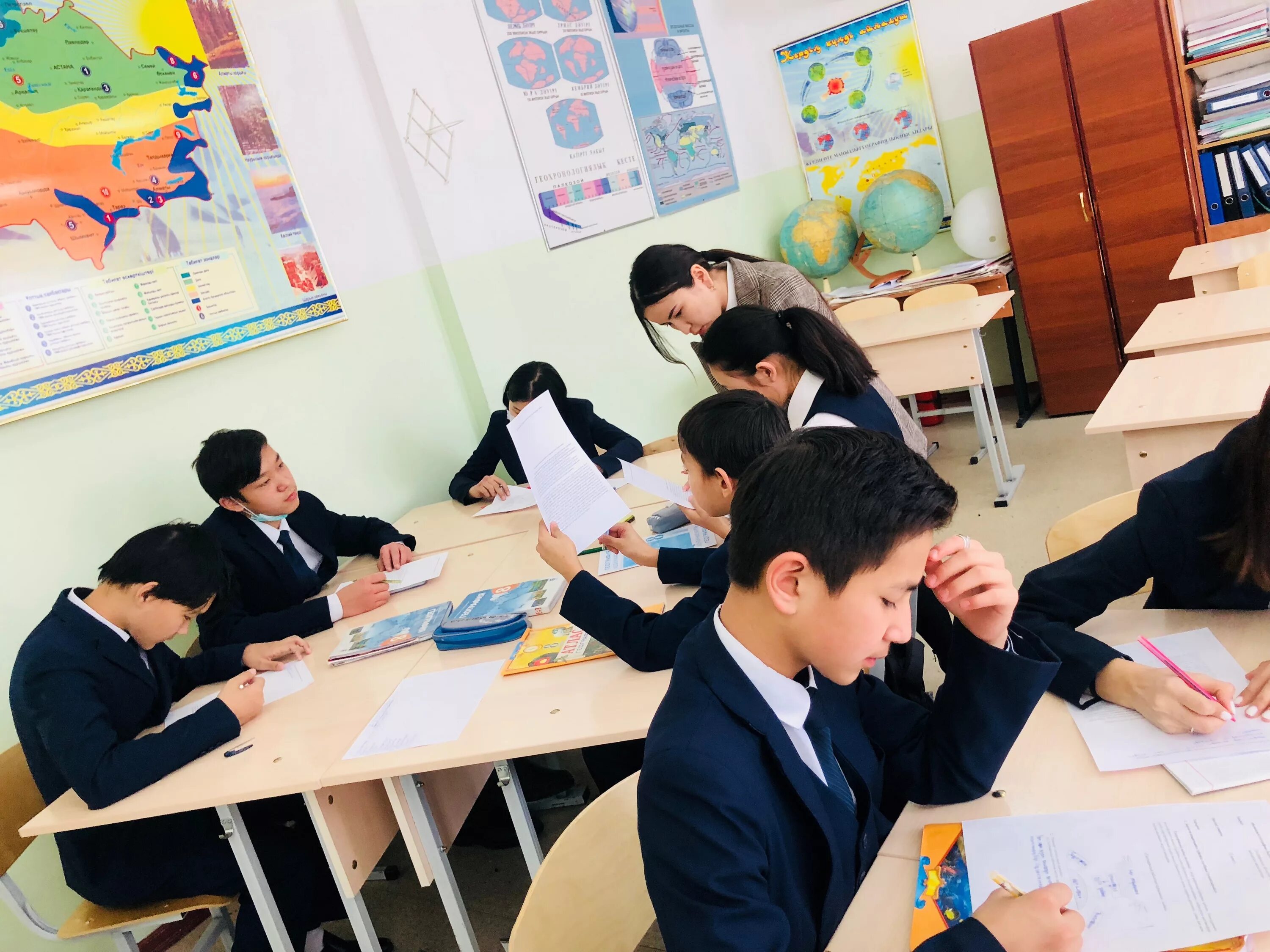 Сынып. Бастауыш. Сынып сағаты. Технология сабагы. Мектеп картинка.