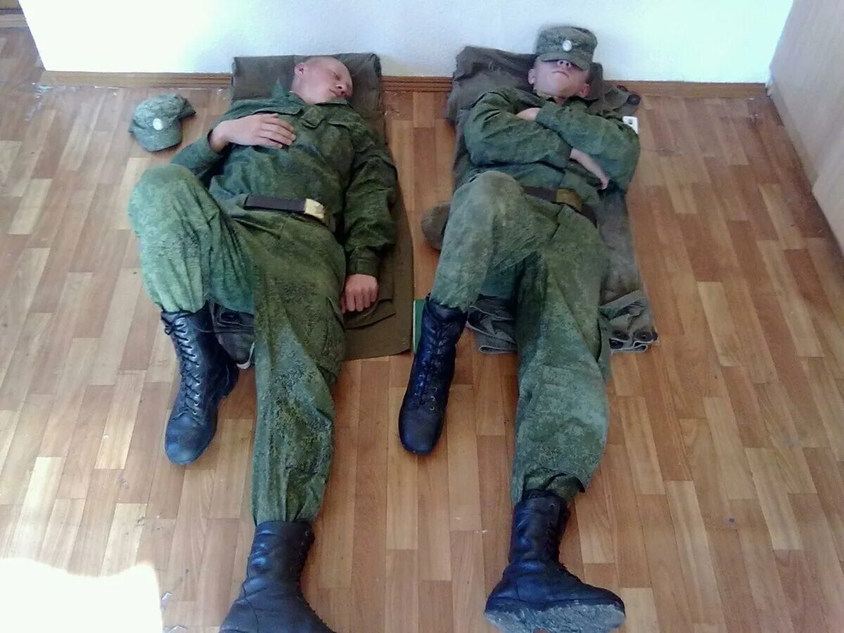 Подъем в зоне. Солдаты в казарме. подъем в армии. армия солдаты в казарме.