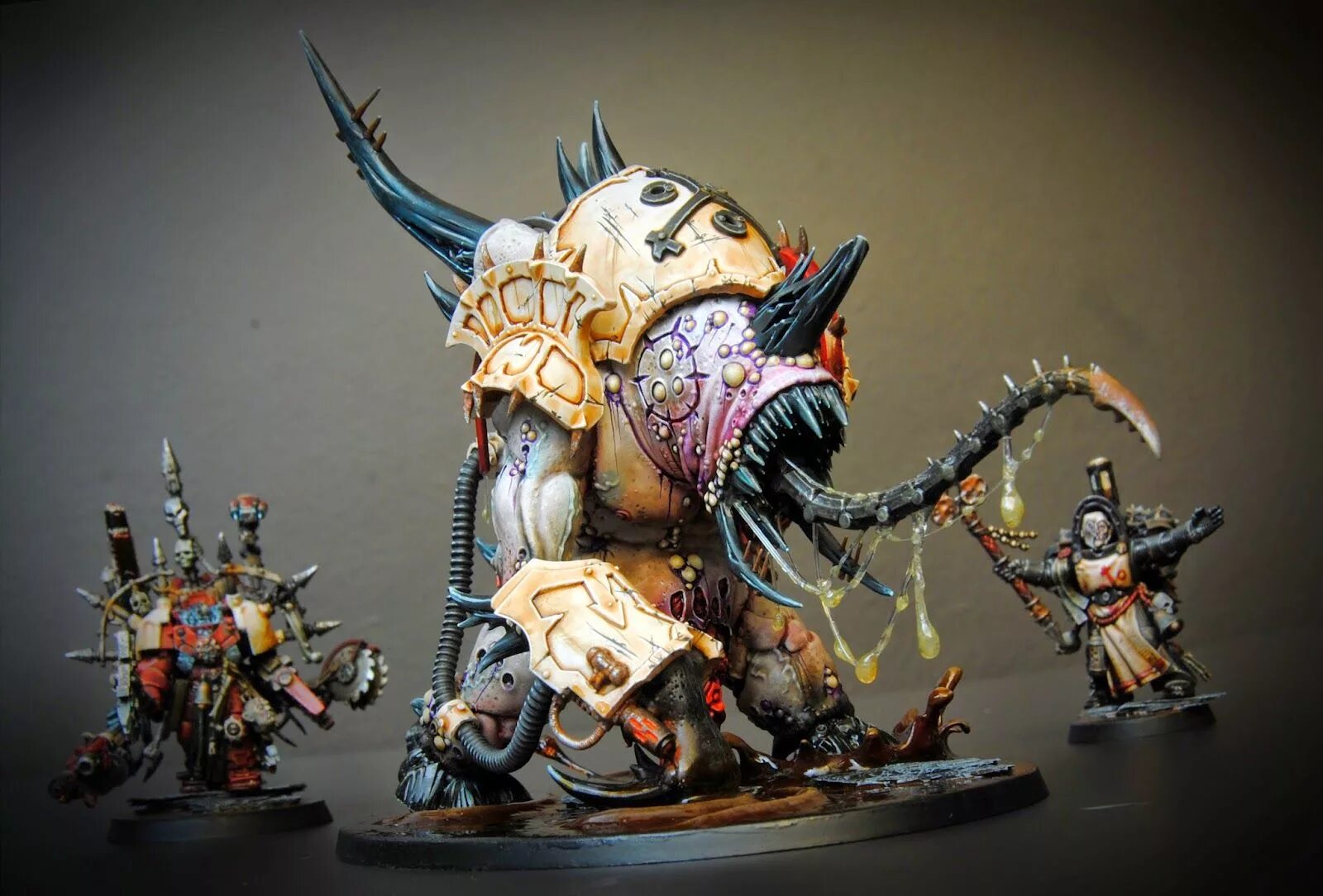 Космические волки warhammer 40. Вархаммер 40000 миниатюры хаос. Лютер вархаммер 40000. Knight warhammer 40000 миниатюра. Defiler nurgle конверсии.
