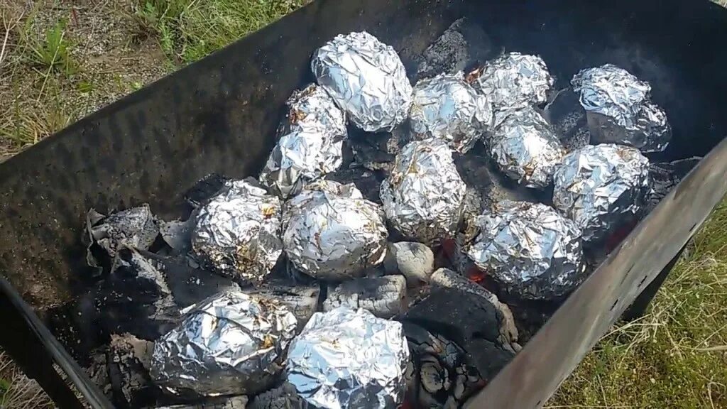 Картошка на мангале на решетке в фольге. Картошка на мангале. Мясо на гриле в фольге. Картофель на шампурах в фольге. Курица в фольге на мангале.