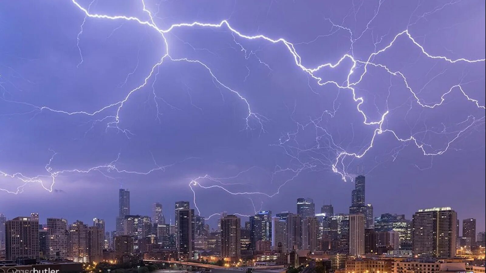 The lightning last night. Молния над городом. Молния в городе. Разряд молнии. Фиолетовая молния.