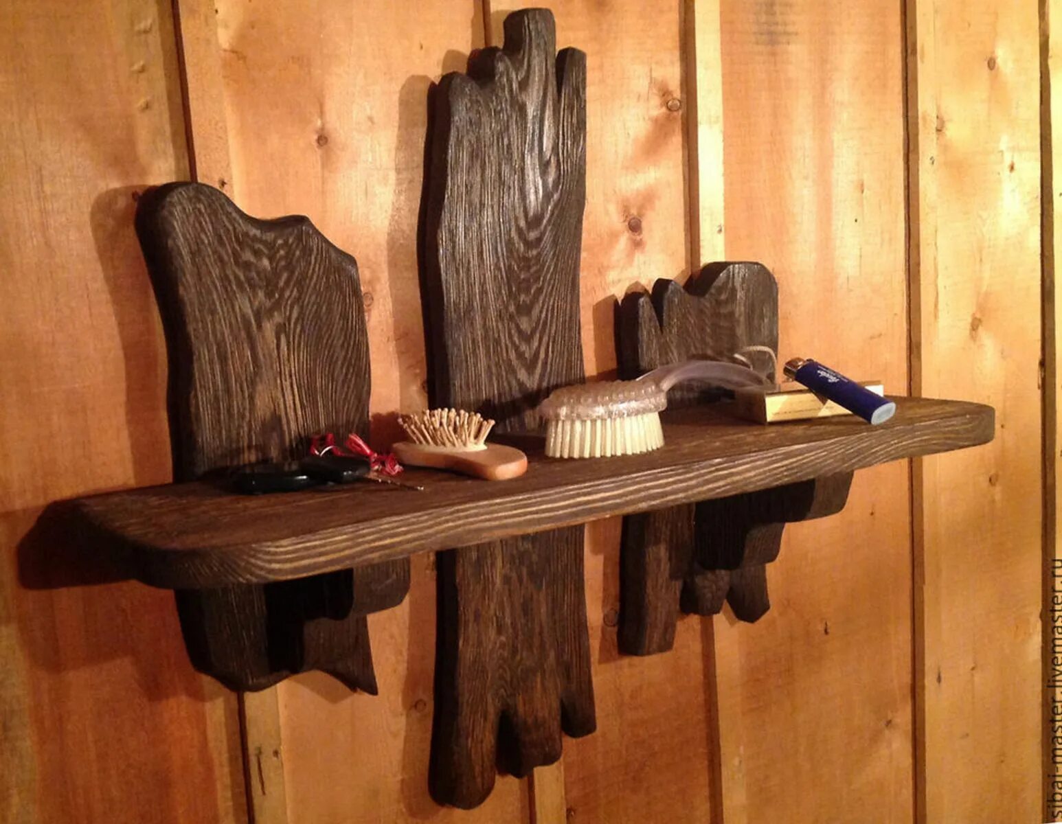 Из дерева столбец. Оригинальные деревянные изделия. Деревянные скульптуры в лесу. Изделия из необработанного дерева. Из дерева столбец.