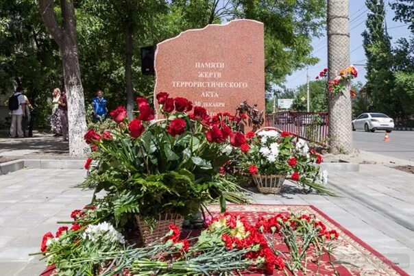 Памятник жертвам террора. Памятник теракта в Волгограде. Памятники жертвам терактов. Памятники погибшим от террора. Памятники в Волгограде жертвам террористов.