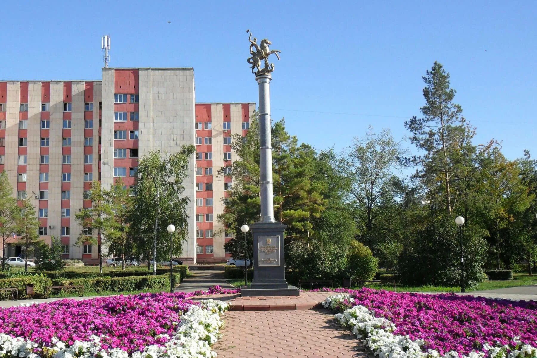 Г оренбург проспекты. Памятники в Оренбурге парк Гуськова. Фонтаны парк Гуськова Оренбург. Ленинский сквер Оренбург. Памятник доблестным советским воинам отстоявшим мир Оренбург.