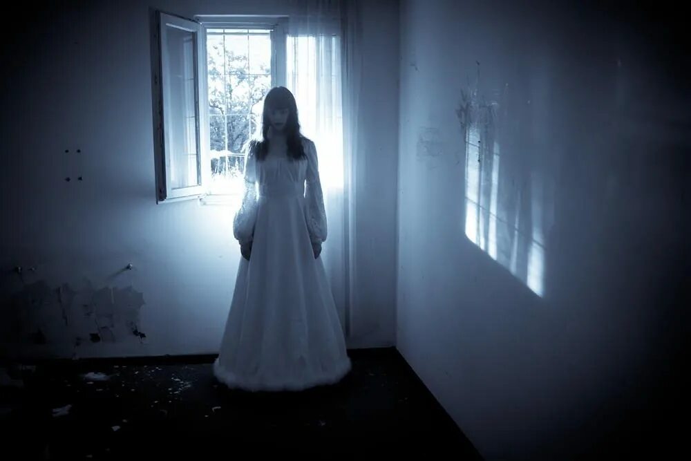 Призрак девушки в белом платье. Красивая девушка призрак. Призрак женщины в белом. Красивая девушка призрак. Призрак женщины в белом.