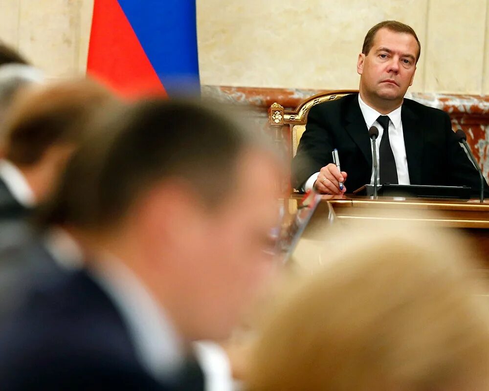 Ленин вся власть советам. Народ против власти. Власть народа. Советские плакаты кпсс. Одобрение власти народом.
