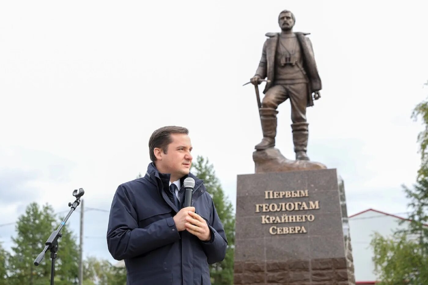 Геологи уренгоя. Памятник в поселке уренгое геологам-первопроходцам. Памятник подшибякина салехард. Геологи уренгоя. Памятник геологам архангельск.