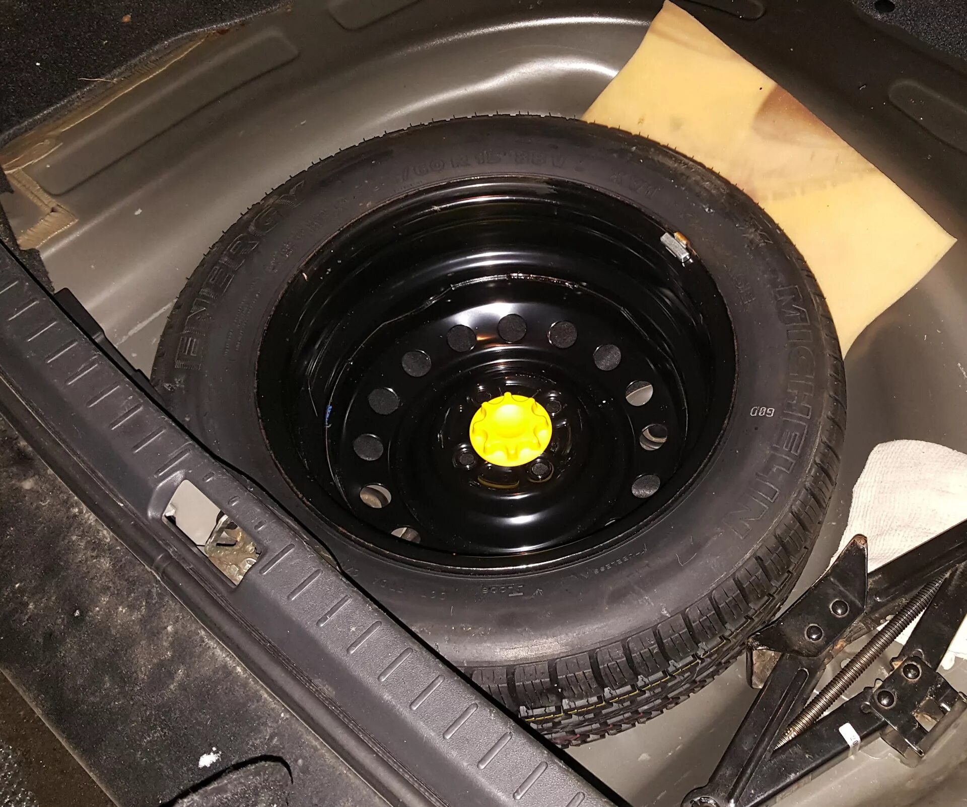 W164 багажник запаска. Mercedes benz glc запасное колесо. Запасное колесо новелла. Honda fit 1. W164 багажник запаска.