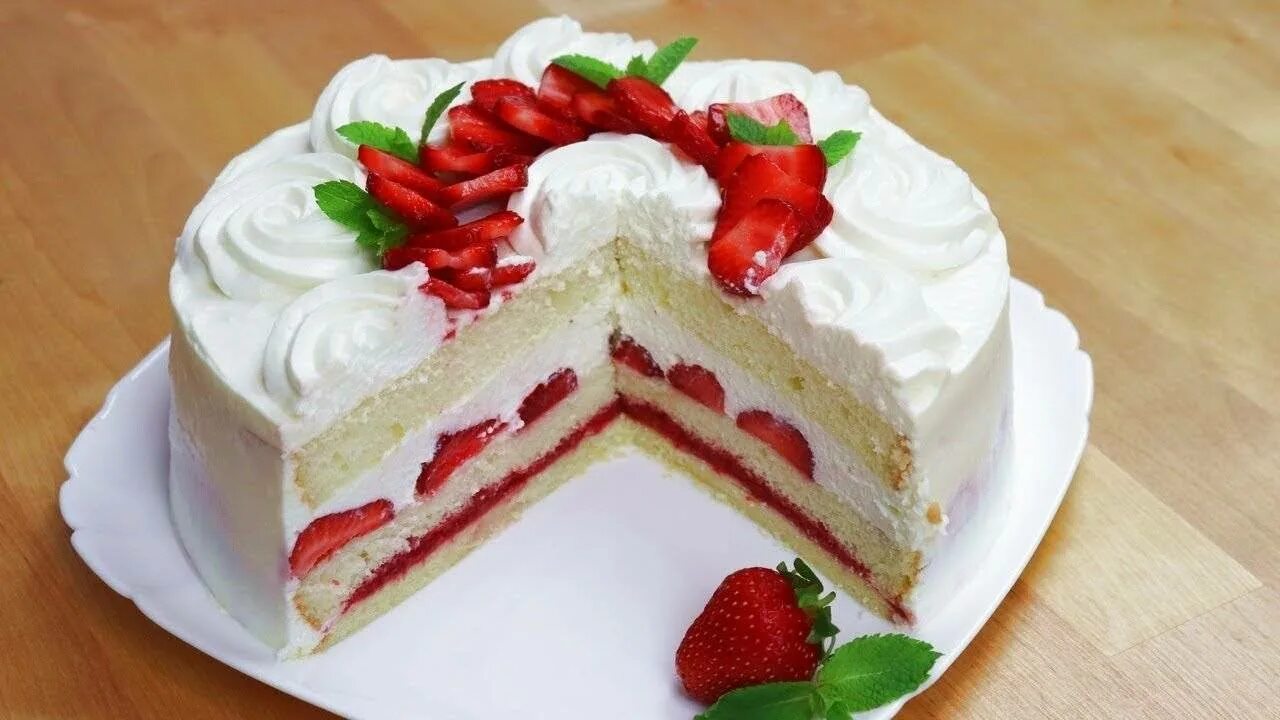 Торт клубника пломбир. Торт с маскарпоне и клубникой. Клубничный торт «бисквит королевы виктории». Красивый клубничный торт. Торт "клубничный пломбир".
