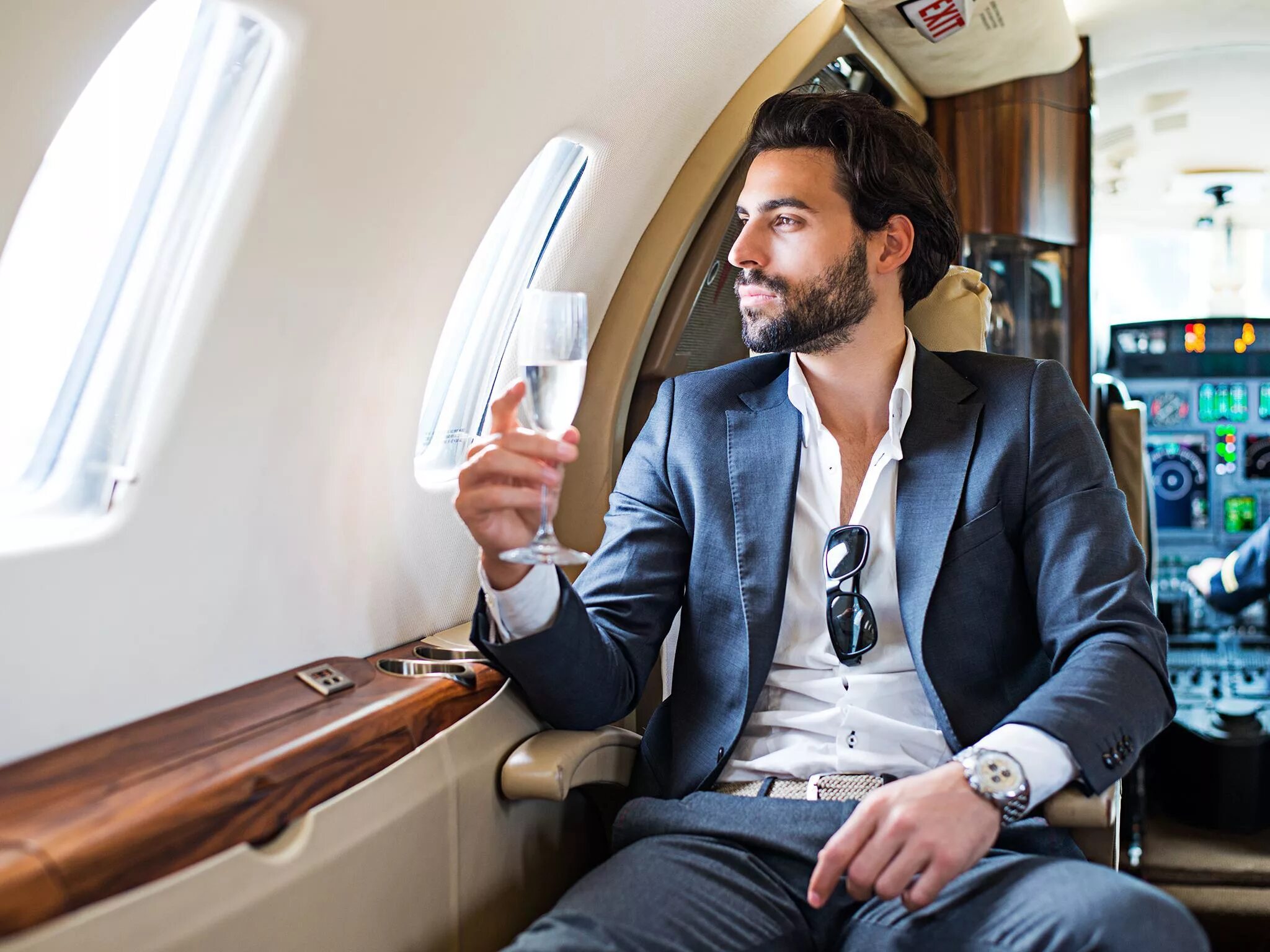 успешный мужчина. состоятельный мужчина. состоятельный мужчина. считает деньги. люблю деньги.