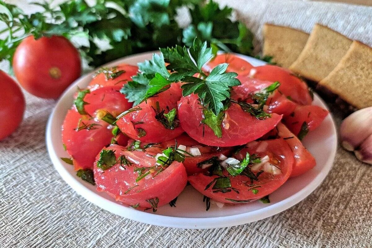 Закусочные помидоры. Закуска из помидор. Помидоры с чесноком. Помидоры с чесноком и зеленью. Помидоры быстрая закуска с чесноком