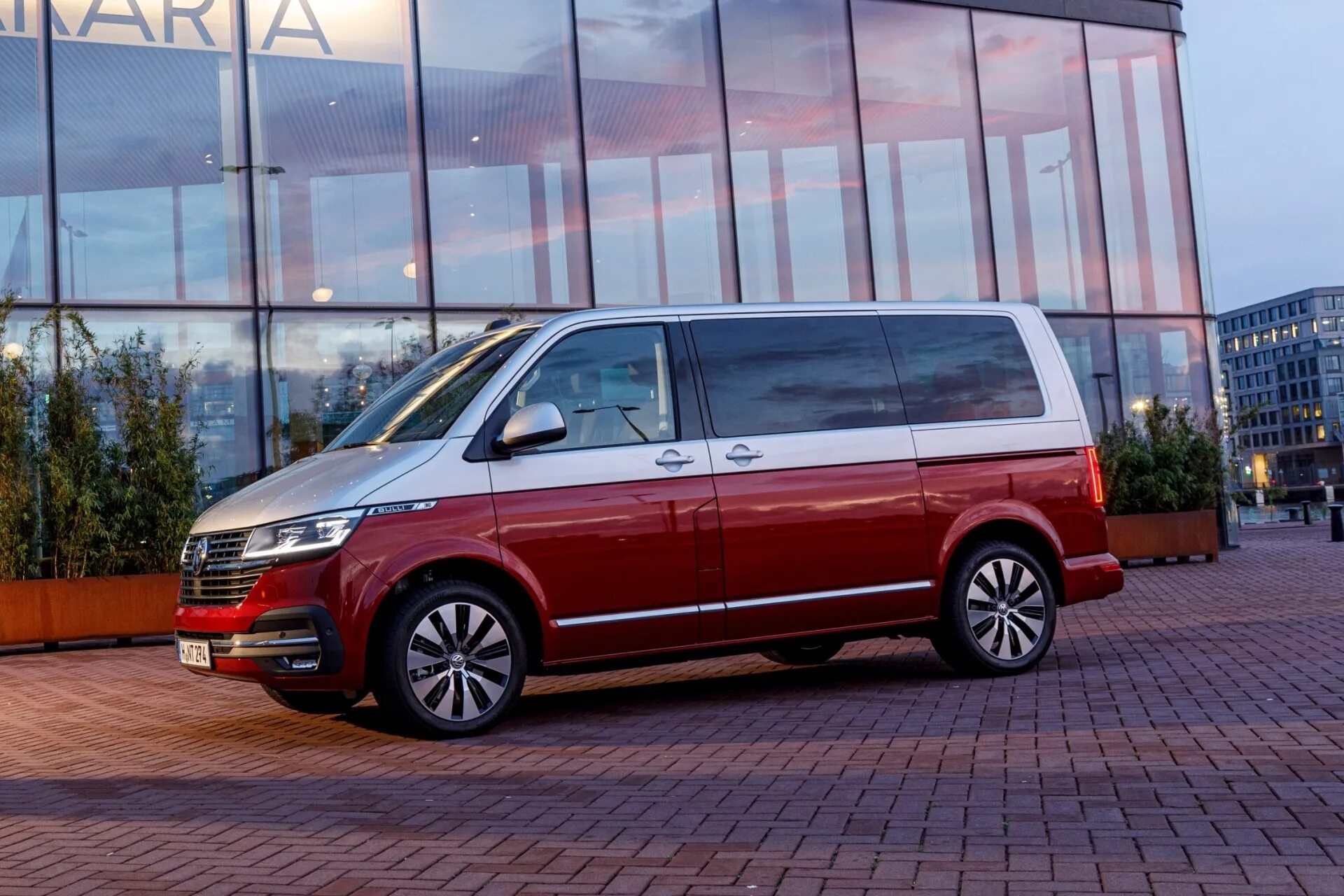 Т 6 октября. Фольксваген т6.1Мультивен. VW T6.1 Multivan. Фольксваген Каравелла 6.1. Volkswagen Multivan t6.1 long.