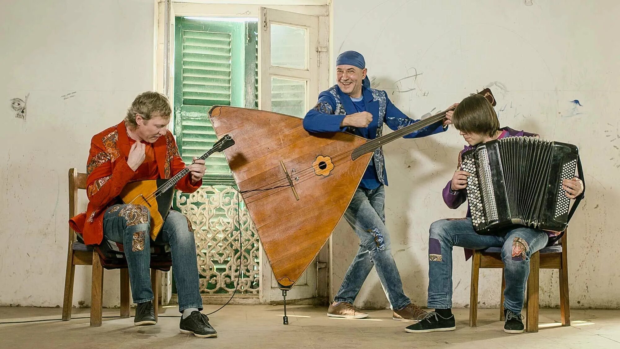 Играющий на балалайке как называется