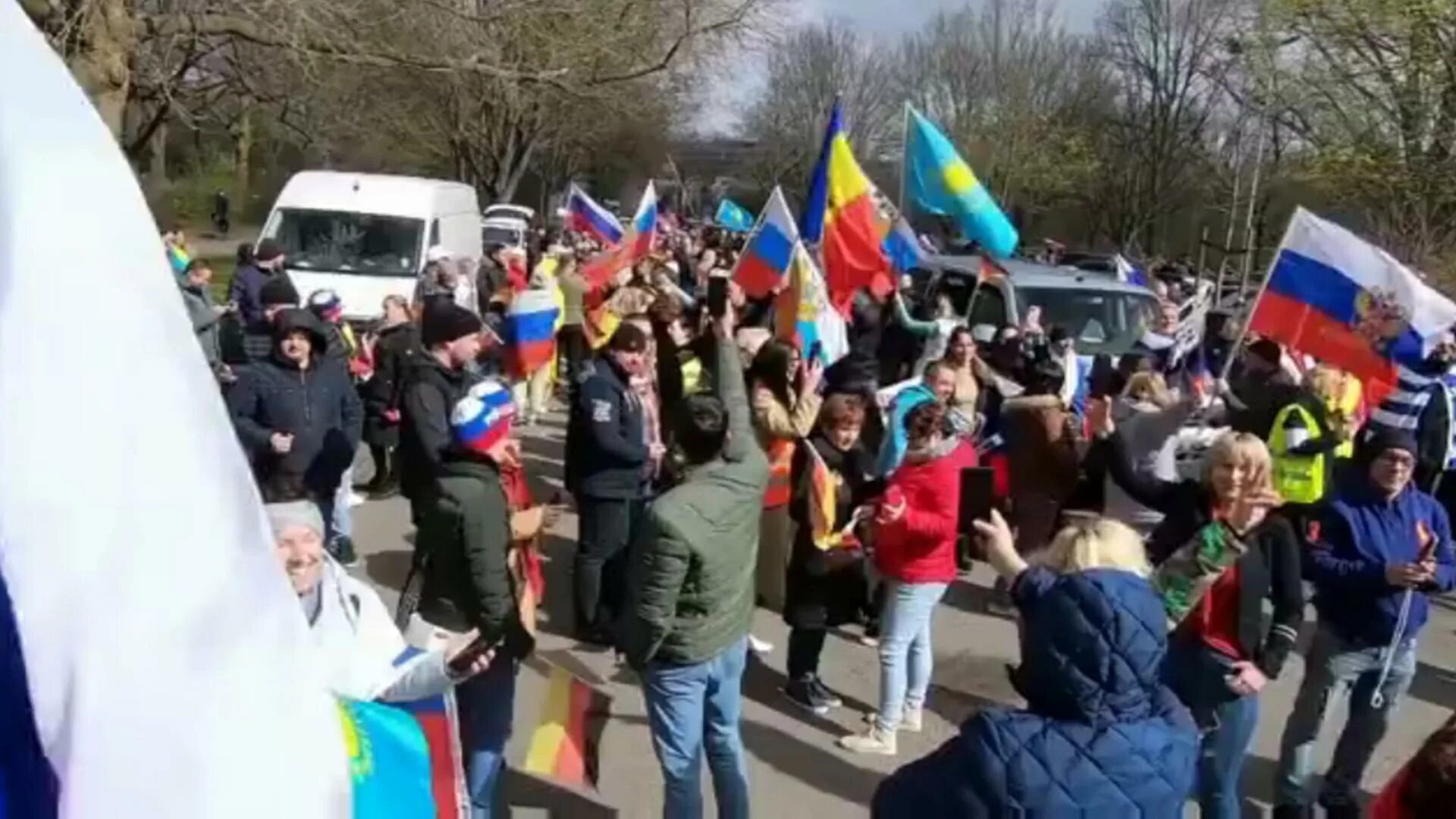 Митинги в Германии в поддержку России. Демонстрация в Германии в поддержку России 2022. Митинг в Германии в поддержку России сегодня. Германия против украины