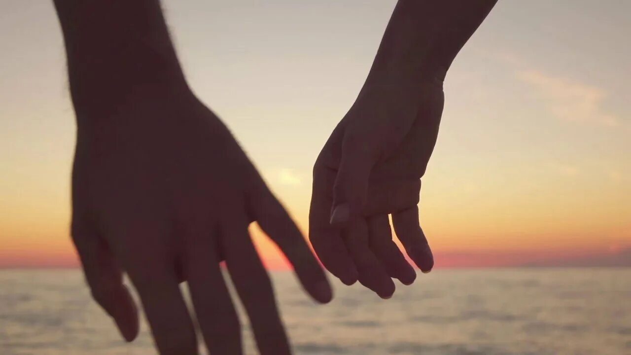Руки влюбленных. Рука в руке. Влюбленные держатся за руки. Фото рука в руке влюбленные. Вместе поручить