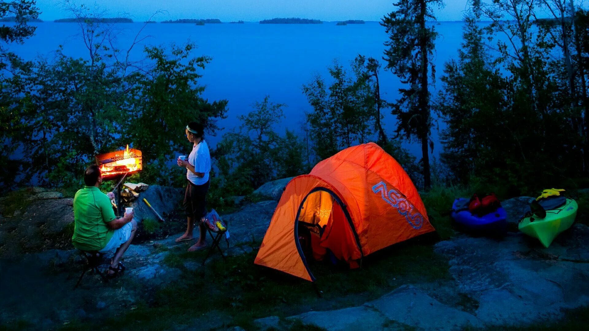 Туристы купили палатку. Палаточный лагерь Camp 2050. Палатка в лесу. Поход с палатками. Туристическая палатка на природе.