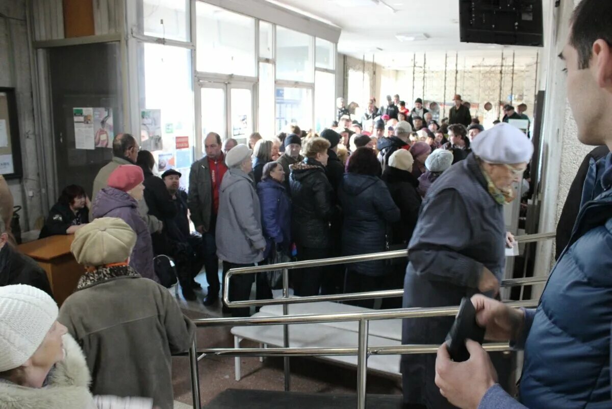 Очередь в поликлинике. Очередь в больнице. Очередь к врачу. Огромная очередь в поликлинике.