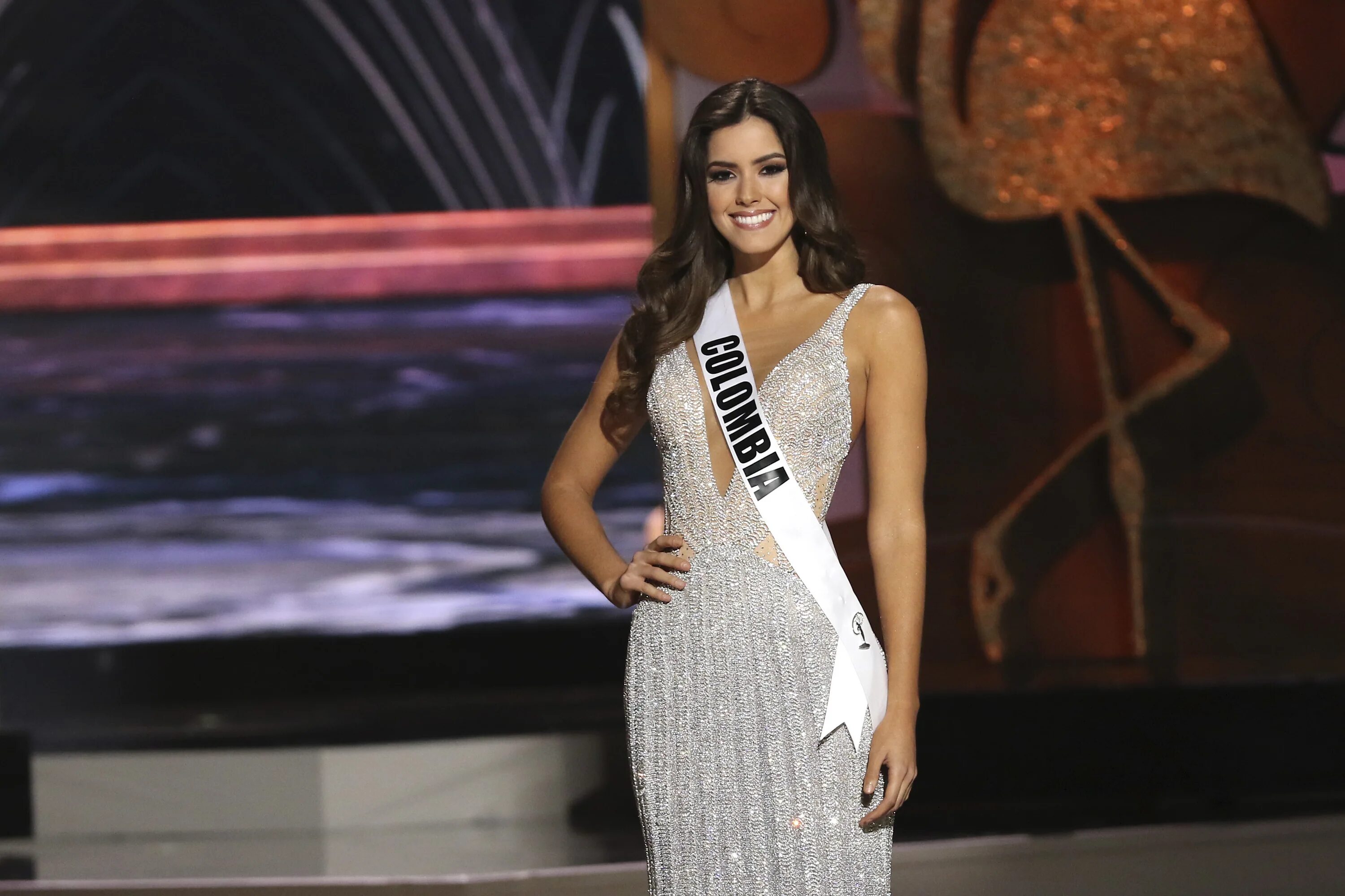 Miss around. Паулина Вега Мисс Вселенная 2014. Паулина Вега 2022. Мисс Вселенная 2015 победительница. Паулина Вега Колумбия.