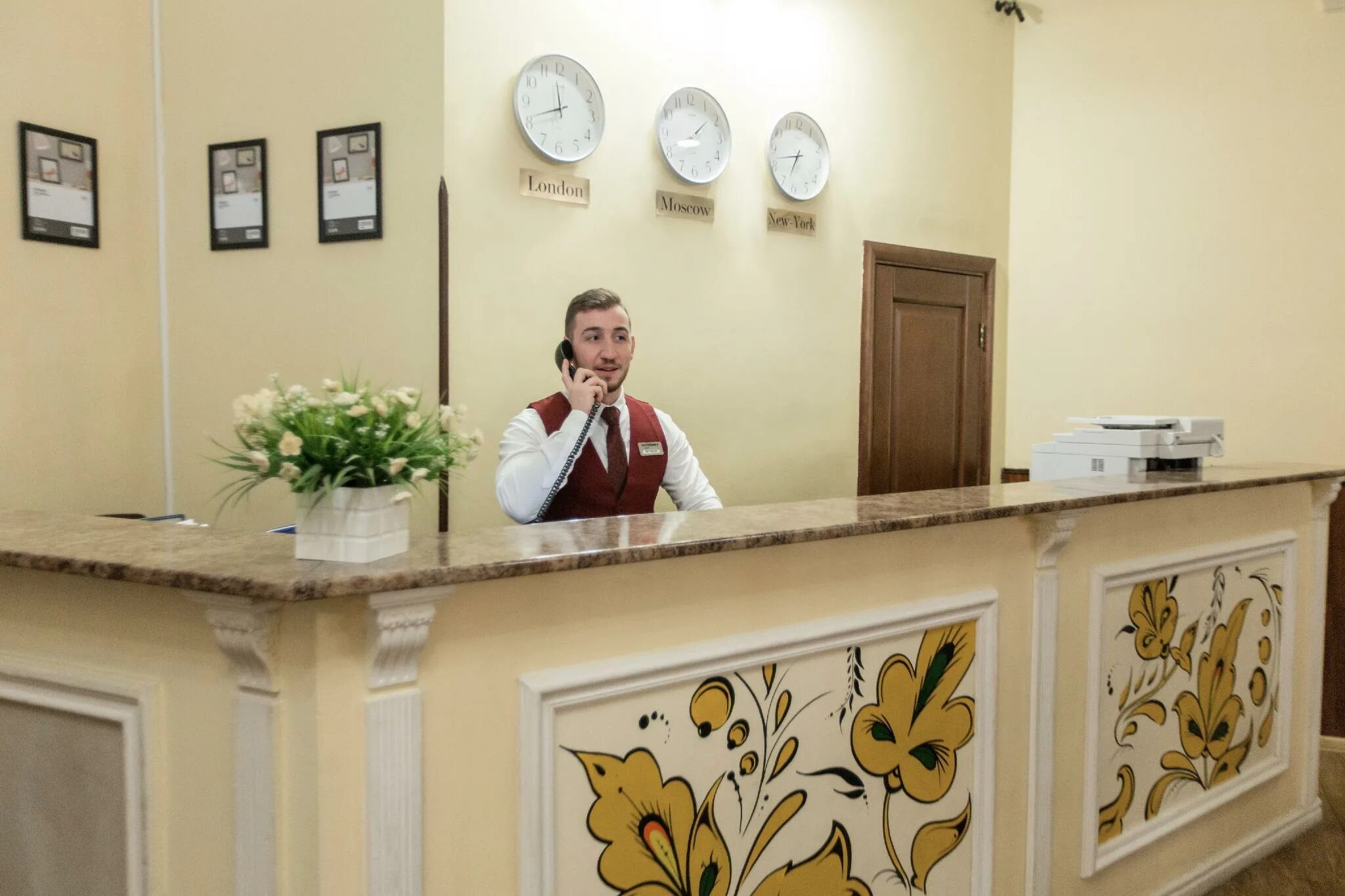 Москва гостиница матрешка сайт. Гостиница матрешка в москве. гостиница матрешка в москве официальный сайт. матрешки у гостиницы украина. гостиница украина в москве ресепшн.