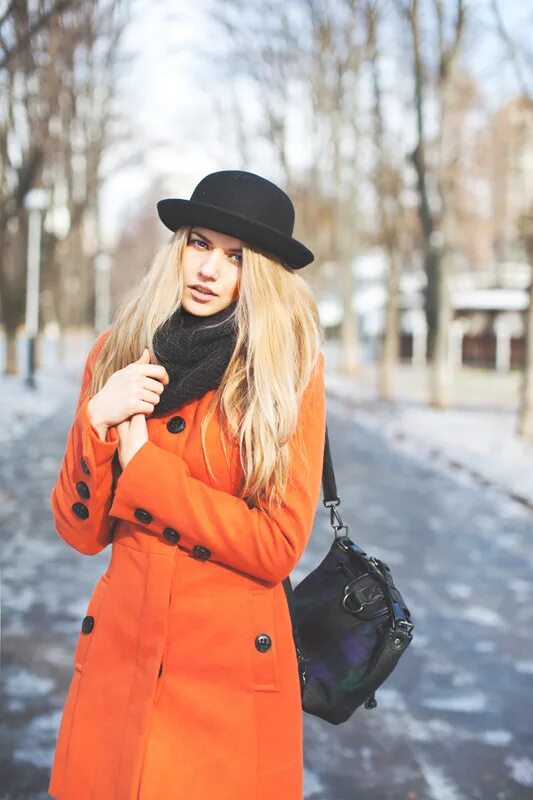 оранжевая куртка для девочки. шапка бини the north face оранжевая. оранжевый пуховик женский. осенние шапки для девушек. куртка с капюшоном шапкой ушанкой.