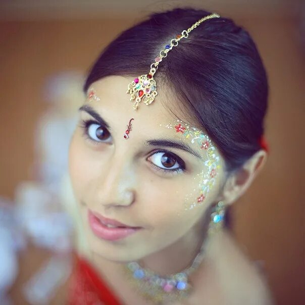 Тикка на голову. Бусы на голову. Как закрепить тику. Украшения для волос. Шрингар патти.