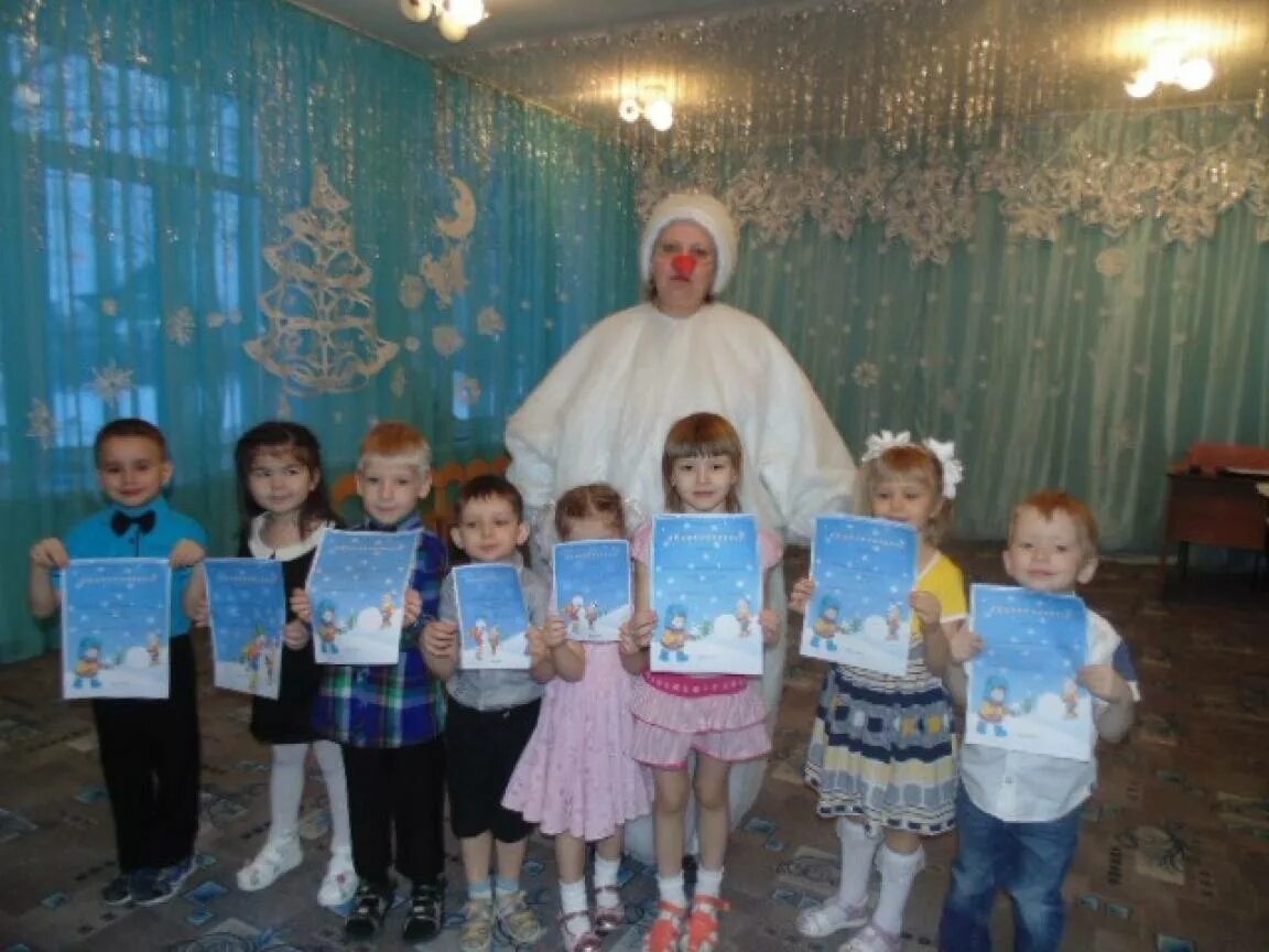 Здравствуй зима надпись. Как украсить зал на конкурс чтецов зимой. Школьный конкурс чтецов зимушка зима. Конкурс чтецов зима в детском саду. Конкурс чтецов зимушка зима в детском саду.