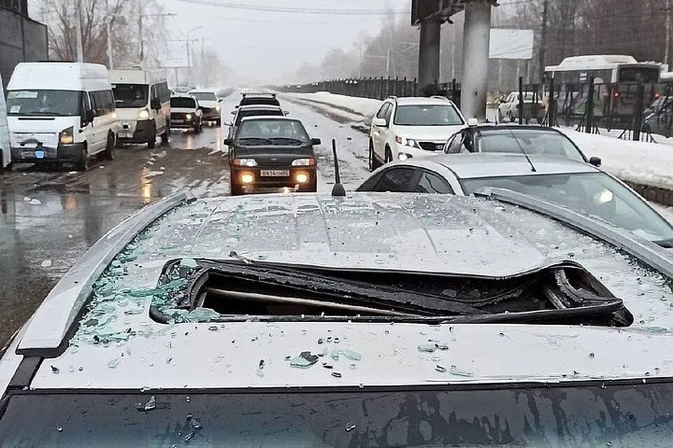 Сосулька пробила крышу машины. Глыба льда с крыши проломила автомобиль. Глыба льда автомобиль. Лед упал на машину.