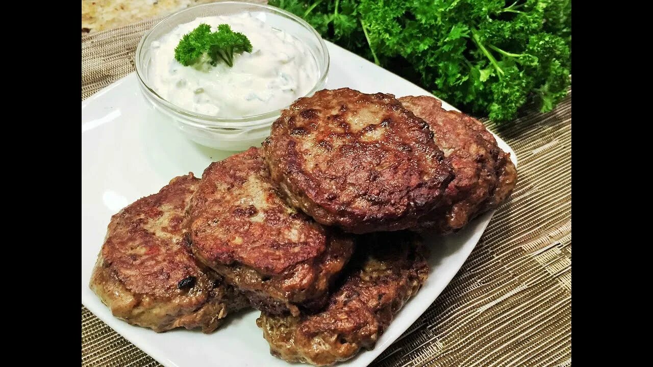 Рецепт пышных котлет из печени. Пышные печеночные котлеты с манкой и содой. оладьи из печени пышными говяжьей. котлеты с ливером и печенью в пленке. печеночник еда.