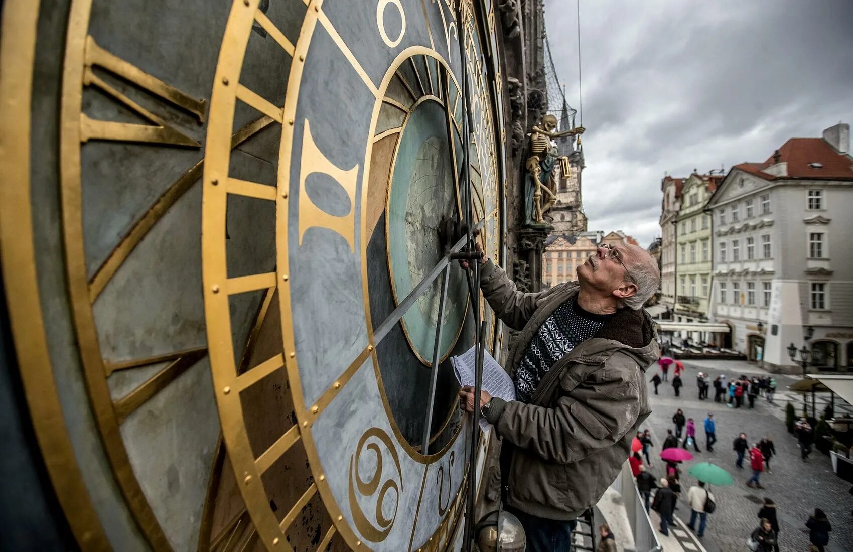 Украина перевела часы на летнее время. Часы Киевского времени. Перевод часов. Переводим часы на час назад. Время в Киеве.