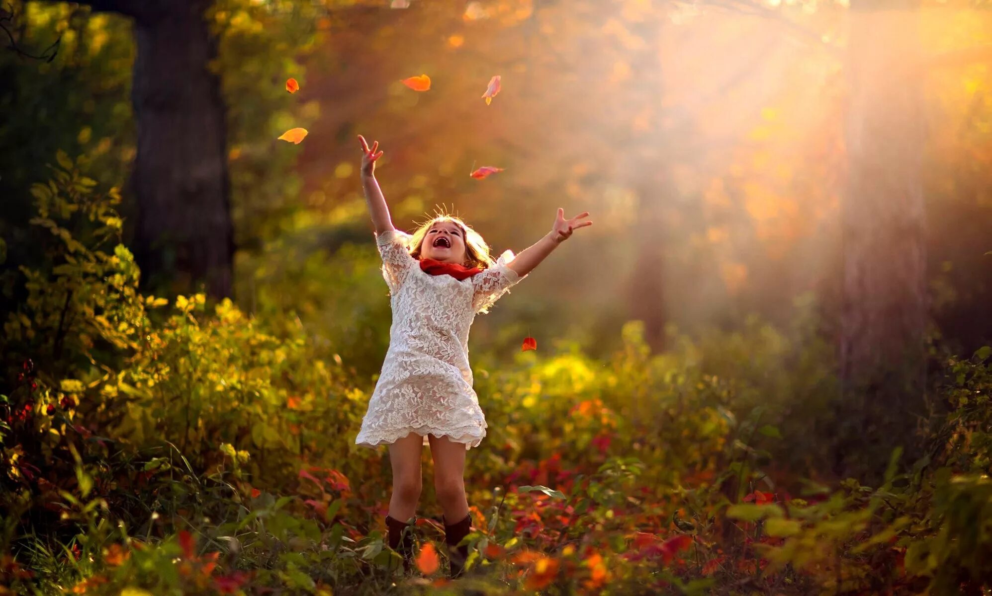 Есть на свете такие счастливые лица глядеть. Осень радость. Дети радуются. Солнце радость. Дети и природа.